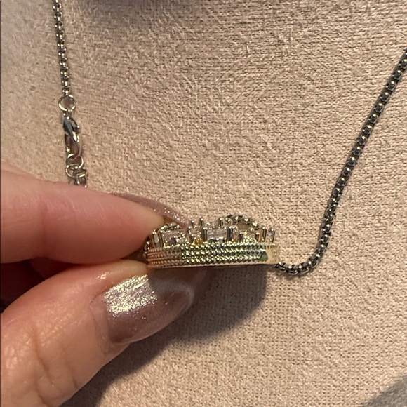 Elegant Gold and Silver Pendant Necklace - Picture 5 of 5